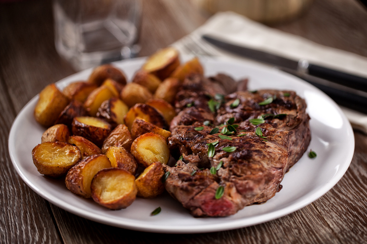Grilled beefsteak with potatoes